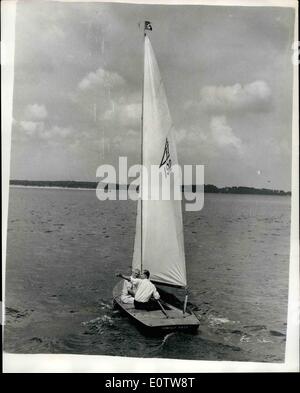 08 août 1960 - Ouverture de la semaine de Cowes Yachting Duc voiles ''coucou bleu'' ; Photo montre S.A.R. le duc d'Édimbourg souligne un élément d'intérêt tandis que son yacht à voile ''coucou bleu'' avec l'Uffa Fox - à l'ouverture de la semaine de Cowes Yacht aujourd'hui. Banque D'Images