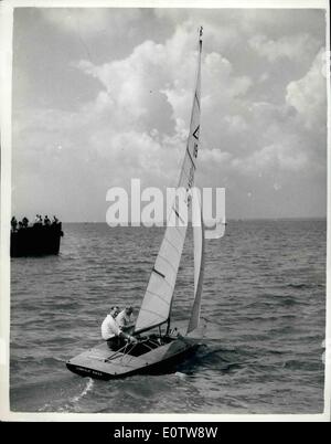 08 août 1960 - OUVERTURE DE LA SEMAINE DE COWES YACHTING. Duc voiles dans ''coucou bleu''.. Photo montre :- S.A.R. le duc d'Édimbourg Banque D'Images