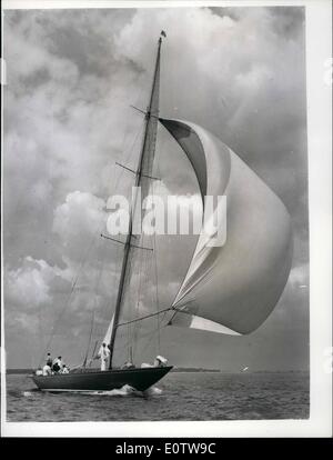 08 août 1960 - Ouverture de la semaine de Cowes Yachting, le ''VanityV» HSows Photo est partie ; les 12 mètres ''Vanity V'' avec spinnaker vu tout en prenant part à l a 12 mètres des événements à l'ouverture de la semaine de Cowes Yachting aujourd'hui. Banque D'Images