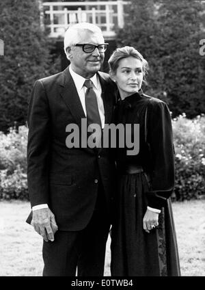 Acteur Cary Grant avec femme Barbara Harris Banque D'Images