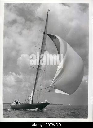 08 août 1960 - Ouverture de la semaine de Cowes Yachting, le ''VanityV'' est partie ; photo montre le yacht de 12 mètres de vanité de ''V'' avec spinnaker vu tout en prenant part à l a 12 mètres des événements à l'ouverture de la semaine de Cowes Yachting aujourd'hui. Banque D'Images