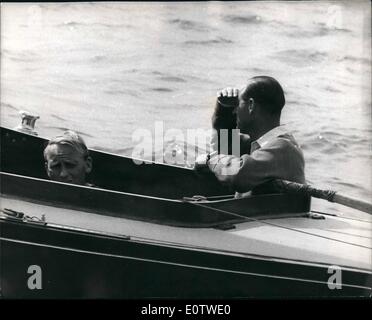 08 août 1960 - Semaine de Cowes Yachting, duc va en course bleue . Photo Keystone montre : le duc d'Édimbourg nuances ses yeux tandis qu'il donne sur la mer, pendant les courses à Cowes aujourd'hui à bord de ce Yacht Dragon BluebottleÃ Banque D'Images