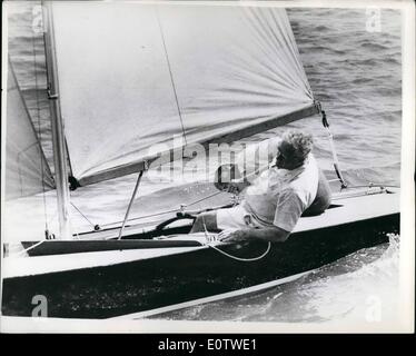 08 août, 1960 - L'ouverture de la semaine de Cowes Yachting Prince Philip voiles son yacht coucou bleu OPS : le Prince Philip et sa compagne Uffa Fox duck leur tête sous le voile de leurs quinze de vol pendant la course, coucou bleu yacht à Cowes hier. Banque D'Images