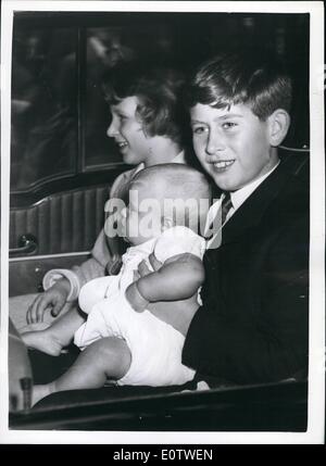 08 août, 1960 - Reine mère célèbre le 60ème anniversaire.. Visite de ses petits-enfants. : La Reine Mère célèbre aujourd'hui son 60ème anniversaire. - et parmi les nombreux visiteurs de Clarence House était son grand enfants - Prince Charles - La princesse Anne et le bébé du Prince Andrew. La photo montre le Prince Charles tient son petit frère du prince Andrew comme ils sont partis dans la voiture avec la princesse Anne après la visite de la Reine Mère à Clarence House ce matin. Banque D'Images