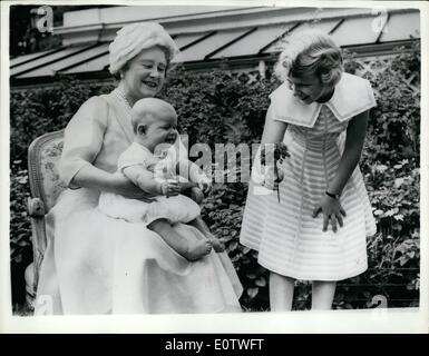 08 août, 1960 - Reine mère célèbre son 60e anniversaire avec des petits-enfants à Clarence House. La reine Elizabeth la reine mère a célébré aujourd'hui son 60e anniversaire à Clarence House. Parmi ses visiteurs étaient ses petits-enfants le Prince Charles, la princesse Anne et le bébé du Prince Andrew. Photo : Anne Prince offre une fleur pour bébé Prince Andrew dans les jardins de Clarence House. Le NSI/Keystone Banque D'Images