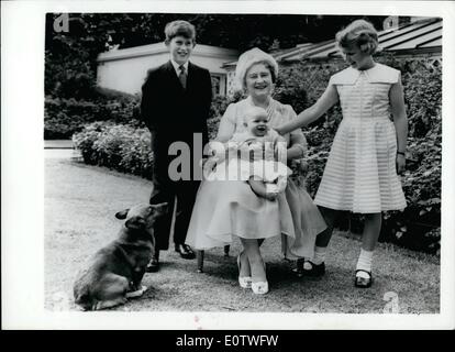 08 août, 1960 - Reine mère célèbre son 60e anniversaire avec des petits-enfants à Clarence House. La reine Elizabeth la reine mère a célébré aujourd'hui son 60e anniversaire à Clarence House. Parmi ses visiteurs étaient ses petits-enfants le Prince Charles, la princesse Anne et le bébé du Prince Andrew. Photo montre : La Princesse Anne pats de l'épaule du prince Andrew bébé tenu par la reine mère, tandis que le Prince Charles a l'air, dans le parc de la Clarence House cet après-midi. Le NSI/Keystone Banque D'Images