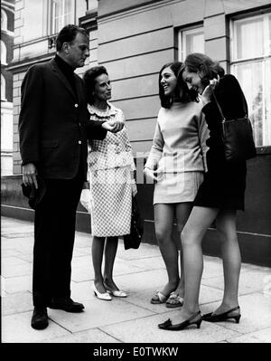 Le révérend Billy Graham discute avec mesdames on sidewalk Banque D'Images