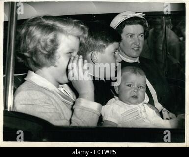 08 août, 1960 - Reine mère célèbre le 60e anniversaire. Visite de ses petits-enfants : La Reine Mère célèbre aujourd'hui son 60ème anniversaire. - et parmi les nombreux visiteurs de Clarence House a ses petits-enfants - Prince Charles - La princesse Anne et le bébé du Prince Andrew. Photo montre baby Prince Andrew est tenu par son grand frère le prince Charles - comme ils sont partis dans la voiture avec la princesse Anne après avoir rendu visite à leur grand-mère ce matin. Banque D'Images