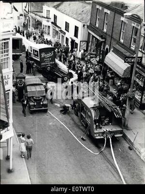 15 août 1960 - horror crash à Lyme Regis. : deux personnes ont été tuées et 12 blessées lorsqu'un camion transportant 31 scouts accueil à Londres du camp à Colyton violemment percuté, Devon, à 400 m en bas de la colline à Lyme Regis, dans le Dorset, le samedi. À son domicile à Stockwell, Londres, hier, 36 ans, M. Roland Harper, le conducteur du camion, est mort : ''J'avais juste obtenu une courbe ronde quand les freins n'act''. Photo montre la scène à Lyme Regis après l'accident, montrant une petite camionnette renversée qui avait été frappé par le camion. Banque D'Images