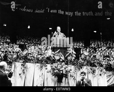 Le révérend Billy Graham mène un sermon Banque D'Images