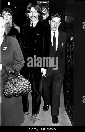 Le guitariste des Beatles George Harrison street promenades Banque D'Images