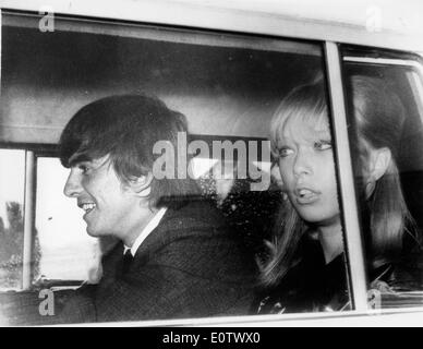 Beatle George Harrison et sa femme Pattie Boyd revenant de l'aéroport Banque D'Images