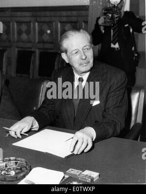 Harold Macmillan prépare à signer un document Banque D'Images