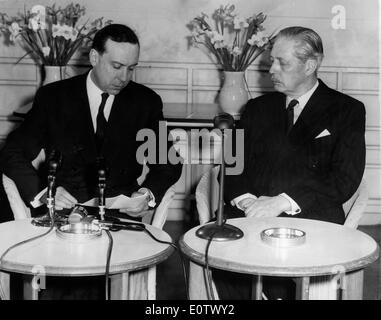 Harold Macmillan et Maurice Couve de Murville talk Banque D'Images