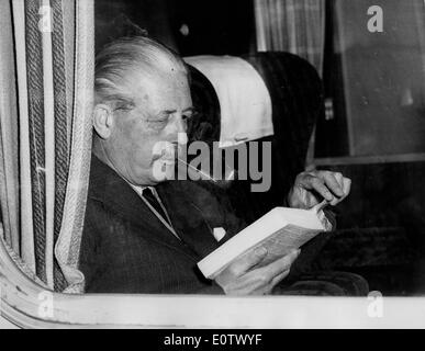 Harold Macmillan se lit sur le train de King's Cross Banque D'Images