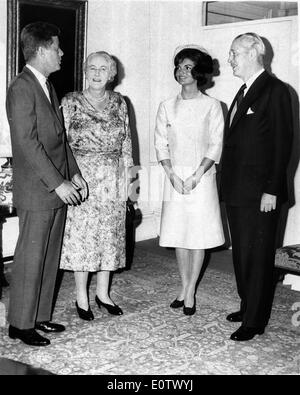 Le président Kennedy et Jackie visite Harold Macmillan Banque D'Images