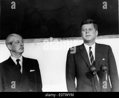 Harold Macmillan accueille la présidente à l'aéroport Kennedy Banque D'Images