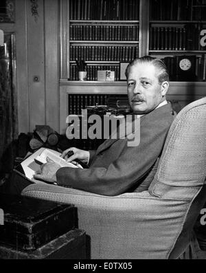 Le premier ministre Harold Macmillan se lit dans le Sussex accueil Banque D'Images