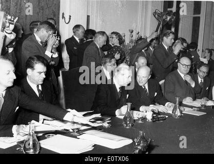 Harold Macmillan en réunion à Ambassade Banque D'Images