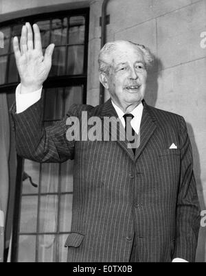 Le premier ministre Harold Macmillan quitte l'hôpital Banque D'Images