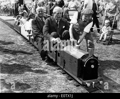 Le premier ministre Harold Macmillan train drives Banque D'Images