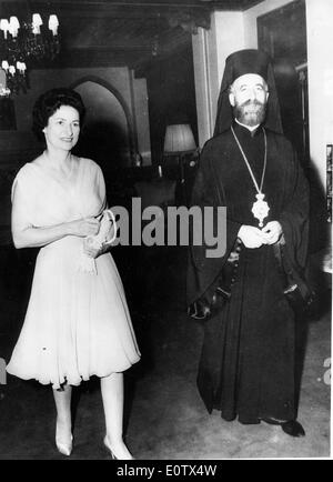 L'archevêque Makarios III et Lady Bird Johnson walking Banque D'Images