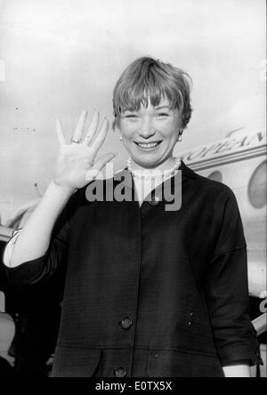 L'actrice Shirley MacLaine à l'aéroport de Paris Banque D'Images