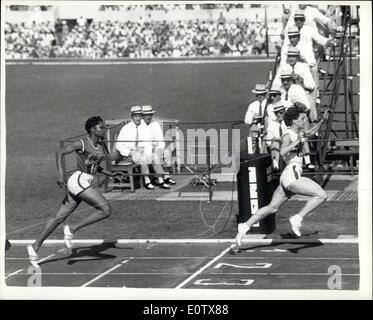 Septembre 01, 1960 - Jeux Olympiques de Rome. Dorothy Hyman gagne 100 mètres. Chaleur remporteront Photo montre Dorothy Hyman de Grande-Bretagne, vu la chaleur de la gagnante 4 100 mètres 1/4 de finale à Rome aujourd'hui. Banque D'Images