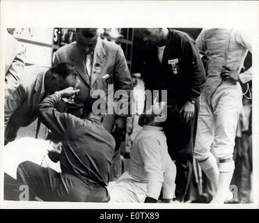 Septembre 01, 1960 - L'escrime aux Jeux Olympiques. Films français blessés d'experts. Photo montre R. Closset, les films français expert, semble Banque D'Images