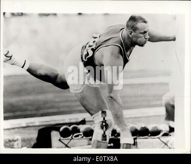 Septembre 01, 1960 - Jeux Olympiques de Rome. Dans l'étude comme puissance Nieder gagne Shot Putt. Photo montre bien l'étude d'action de W. Nieder, d'Amérique, remportant le coup final Putt à Rome hier, avec une offrande élevée de 64ft. 63/4 ins. Banque D'Images