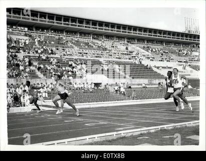 Septembre 01, 1960 - Jeux Olympiques de Rome. Du 100 mètres. Photo montre H. Esteves, du Venezuela deuxième de gauche , vu gagner Banque D'Images