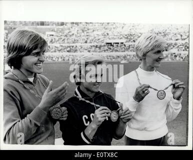 Septembre 01, 1960 - Jeux Olympiques de Rome. Hommes 100 mètres chauffe événement. Photo montre C. Krepkina, de la Russie, que l'on voit dans le centre avec sa médaille d'or, après avoir remporté le saut en longueur aux Jeux Olympiques à Rome hier. Sur la gauche est H. Claus (Allemagne), avec sa médaille de bronze et à droite est E. Krzesinska, de la Pologne, avec sa médaille d'argent. Banque D'Images