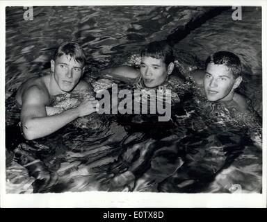 Septembre 01, 1960 - Jeux Olympiques de Rome. Murray Rose remporte la médaille d'or pour l'Australie : Murray Rose, de l'Australie a créé un nouveau record olympique de 4 minutes. 18,3 s. lorsqu'il a remporté la finale du 400 mètres nage libre, à Rome la nuit dernière. T. Yamanaka, du Japon, a terminé deuxième, et J. Konrads, de l'Australie, a terminé troisième. La photo montre la photo après la course hier soir sont (de gauche à droite) : M. Rose (Australie), le gagnant, T. Yamanaka (Japon) qui a pris le deuxième rang, et J. Konrads (Australie), qui a terminé troisième. Banque D'Images