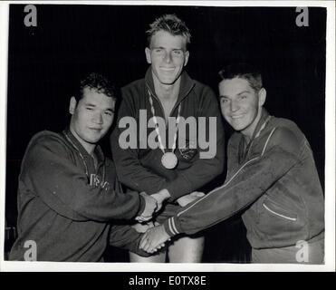 Septembre 01, 1960 - Jeux Olympiques de Rome. Murray Rose remporte la médaille d'or pour l'Australie. Murray Rose de l'Australie, a créé un nouveau record olympique de 4 minutes. 18,3 secondes, lorsqu'il a remporté la finale du 400 mètres nage libre, à Rome la nuit dernière. T. Yamanaka, du Japon, a terminé deuxième, et J.Konrads, de l'Australie , a terminé troisième. Photo montre mains tremblent tout autour après avoir reçu leur médaille pour M.Rose (centre) , médaille d'or ; T.Yamanaka (gauche), médaille d'argent , et J.Konrads, (droit), médaille de bronze. Banque D'Images