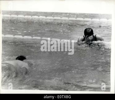 Septembre 01, 1960 - Jeux Olympiques de Rome. Plongées en juge d'aider nageur. Au cours de la finale du 100 mètres papillon femmes épreuve de natation 14 ans, nageur américain, Carolyn Wood semblait s'effondrer dans l'eau, et un juge a sauté dans tout habillé pour son aide. À l'époque, Carolyn a été fermer derrière Mlle Schuler, de U.S A. qui a remporté la course. Photo montre : Le juge a vu la natation à l'aide de Carolyn Wood, qui est considérée en appui sur les bouchons qui marquent la voie. Banque D'Images