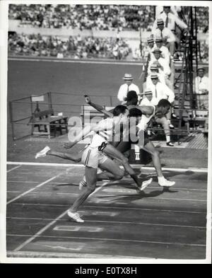 Septembre 01, 1960 - Jeux Olympiques de Rome. Peter Raiford est battue en quart de finale du 100 mètres. Photo montre Peter Raiford (le plus proche de la Grande-Bretagne), l'appareil photo est battu en deuxième place par H. Jerome du Canada (troisième à partir de la gauche), avec Antao du Kenya (deuxième à gauche), troisième. L'époque de Jérôme était de 10,4 secondes - et Radford et Antao avait le même temps. Banque D'Images