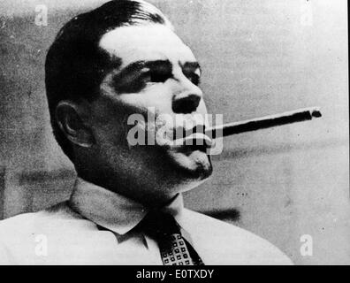Révolutionnaire cubain Che Guevara fumant un cigare Banque D'Images