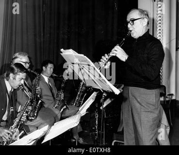 Musicien de jazz Benny Goodman répète avec bande Banque D'Images
