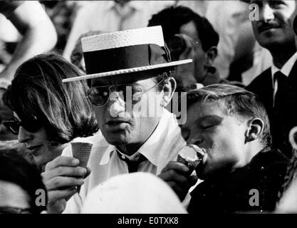 L'acteur Gregory Peck eating ice cream Banque D'Images