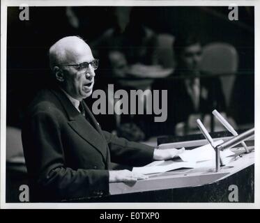 Septembre 09, 1960 - 13 Etats africains et Chypre admis à l'ONU : l'un de ses premiers actes, la 15e session ordinaire de l'Assemblée générale des Nations Unies, qui a ouvert ses portes aujourd'hui à New York, à l'unanimité a admis 14 nouveaux membres à l'Organisation des Nations Unies La porte le nombre total d'États membres de l'ONU à 96, soit presque le double de sa composition originale. Ici, M. Fouad Ammoun, secrétaire général du ministère de l'a accueilli le nouveau membres de l'Organisation des Nations Unies. Banque D'Images