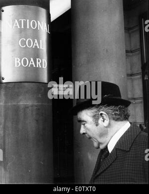 Joe Gormley assiste à la réunion avec le National Coal Board Banque D'Images