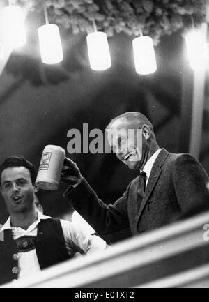 L'astronaute John Glenn toasts sa boisson at party Banque D'Images