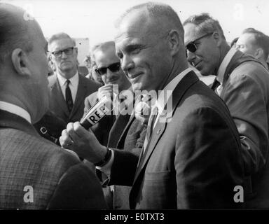 L'astronaute John Glenn interviewé Banque D'Images