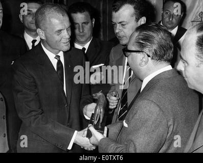 L'astronaute John Glenn reçoit un prix Banque D'Images