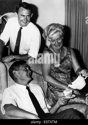 Le premier ministre John Gorton a thé avec femme Bettina Banque D'Images