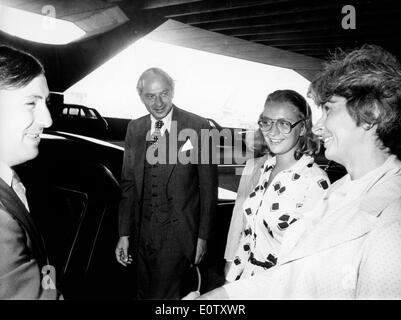 Arthur Hartman en parlant avec des amis Banque D'Images