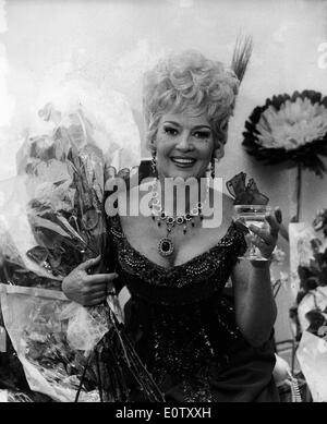 L'actrice Betty Grable dans une robe avec un bouquet de fleurs Banque D'Images