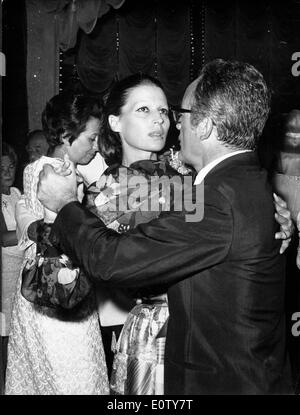 L'actrice Silvana Mangano dancing at a party Banque D'Images