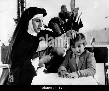 Anna Magnani comme nun en scène du film Banque D'Images