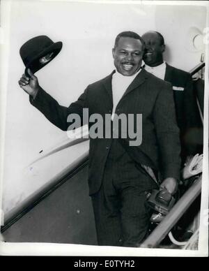 10 octobre 1960 - Archie Moore arrive à Rome - pour contester avec champion italien. Lumière du Monde Heavyweight Champion Archie Moore- vu à son arrivée à l'aéroport de Ciampino - Rinaldi - qui se tiendra à l'Aports olympique Stade de EUR - 29 Octobre Banque D'Images